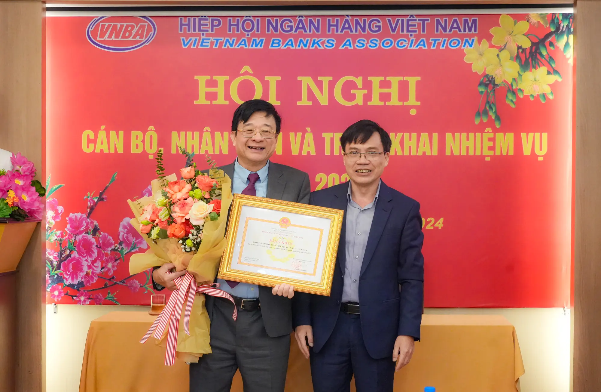 Ông Trần Văn Tần - Phó chủ tịch Hiệp hội Ngân hàng, trao bằng khen của Thống đốc NHNN đến Cơ quan thường trực Hiệp hội Ngân hàng Việt Nam