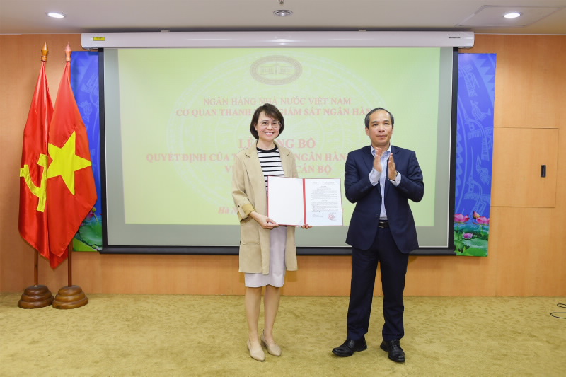 Phó Thống đốc NHNN Đoàn Thái Sơn trao Quyết định bổ nhiệm cho Đ/c Trần Thị Hòa