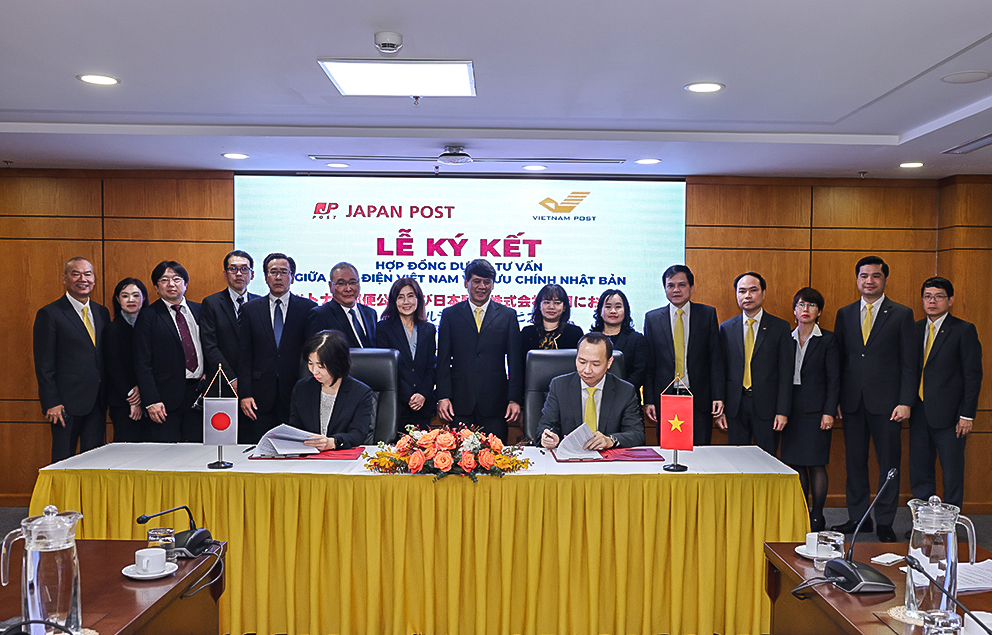 Đại diện Vietnam Post và Japan Post thực hiện nghi thức ký kết hợp đồng triển khai dự án tư vấn lần thứ 5 trong khuôn khổ thỏa thuận hợp tác chiến lược giữa 2 bên