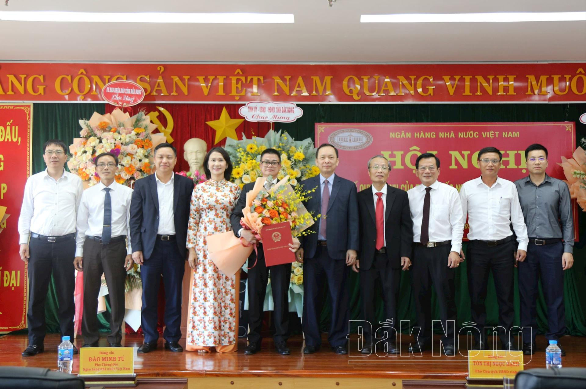 Đại diện Ngân hàng Nhà nước Việt Nam, UBND tỉnh Đắk Nông, nhiều đơn vị chụp hình lưu niệm với tân Giám đốc Chi nhánh Ngân hàng Nhà nước Đắk Nông