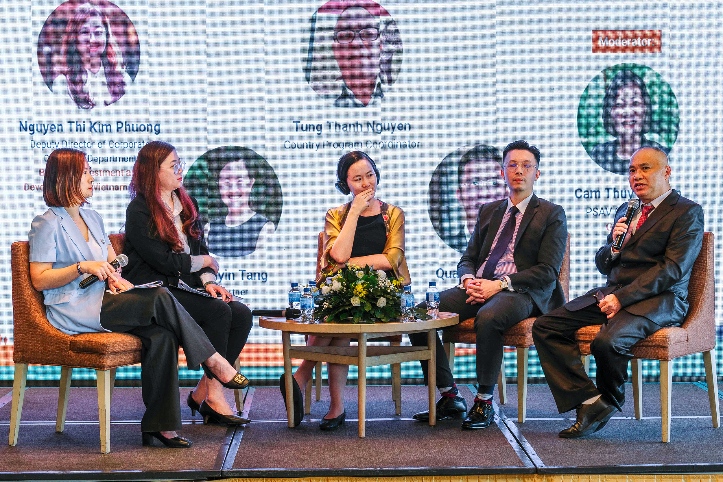 Bà Nguyễn Thị Kim Phượng – Phó Giám đốc Ban Khách hàng doanh nghiệp BIDV (thứ hai từ trái qua), tham gia thảo luận tại Diễn đàn