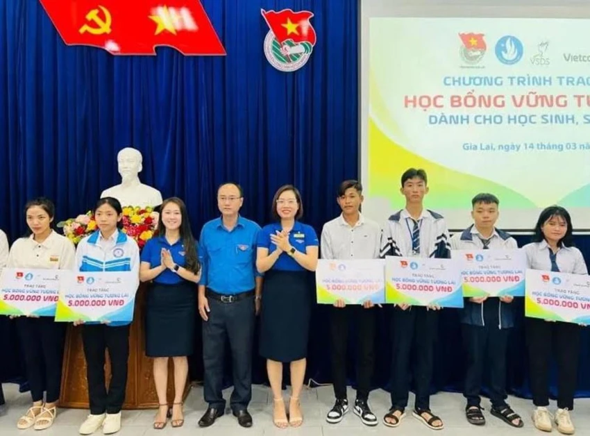 Đoàn thanh niên Vietcombank Gia Lai và Bắc Gia Lai trao tặng học bổng