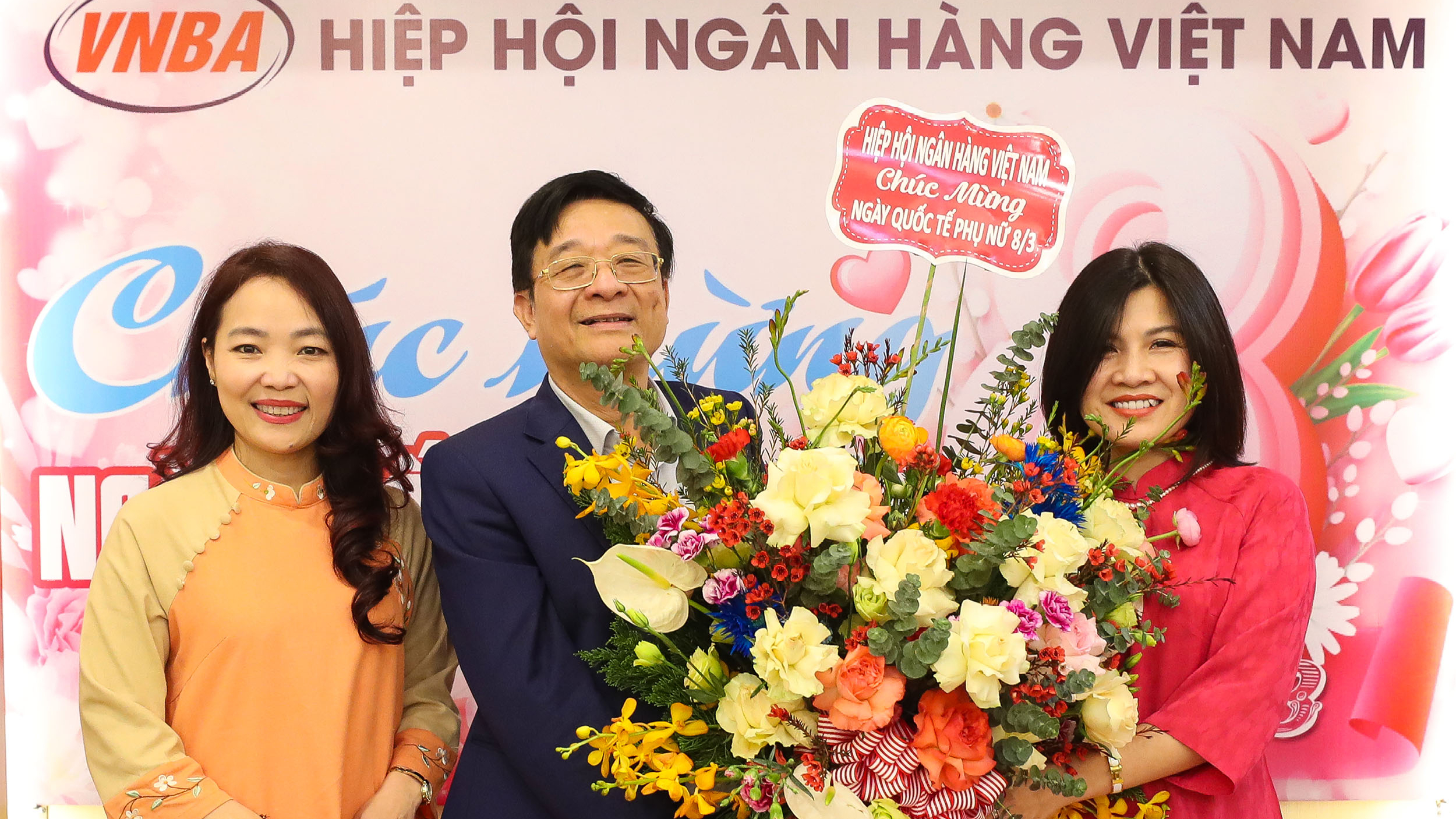TS Nguyễn Quốc Hùng trao tặng hoa cho các cán bộ nữ Hiệp hội Ngân hàng Việt Nam