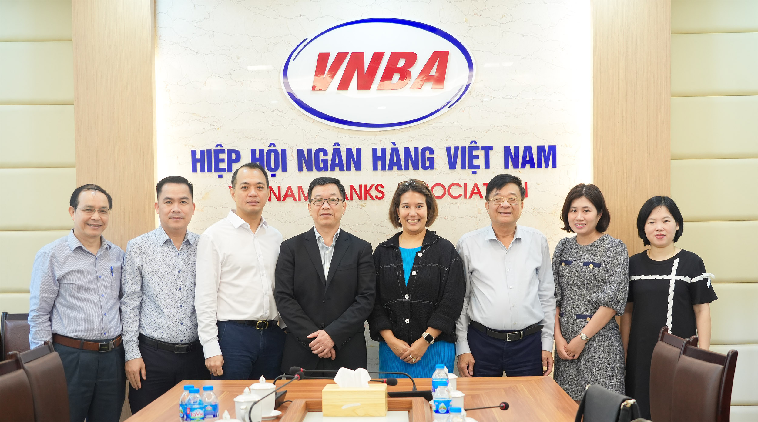Lãnh đạo Hiệp hội Ngân hàng Việt Nam và Ant Group chụp ảnh lưu niệm