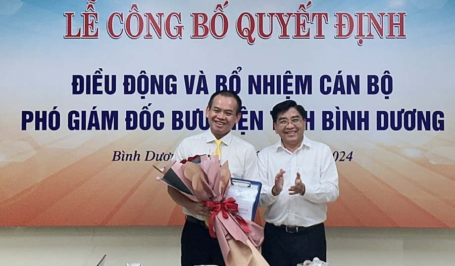 Ông Nguyễn Hải Thanh - Thành viên hội đồng thành viên Vietnam Post trao quyết định bổ nhiệm Phó Giám đốc Bưu điện tỉnh Bình Dương cho ông Lê Anh Dũng