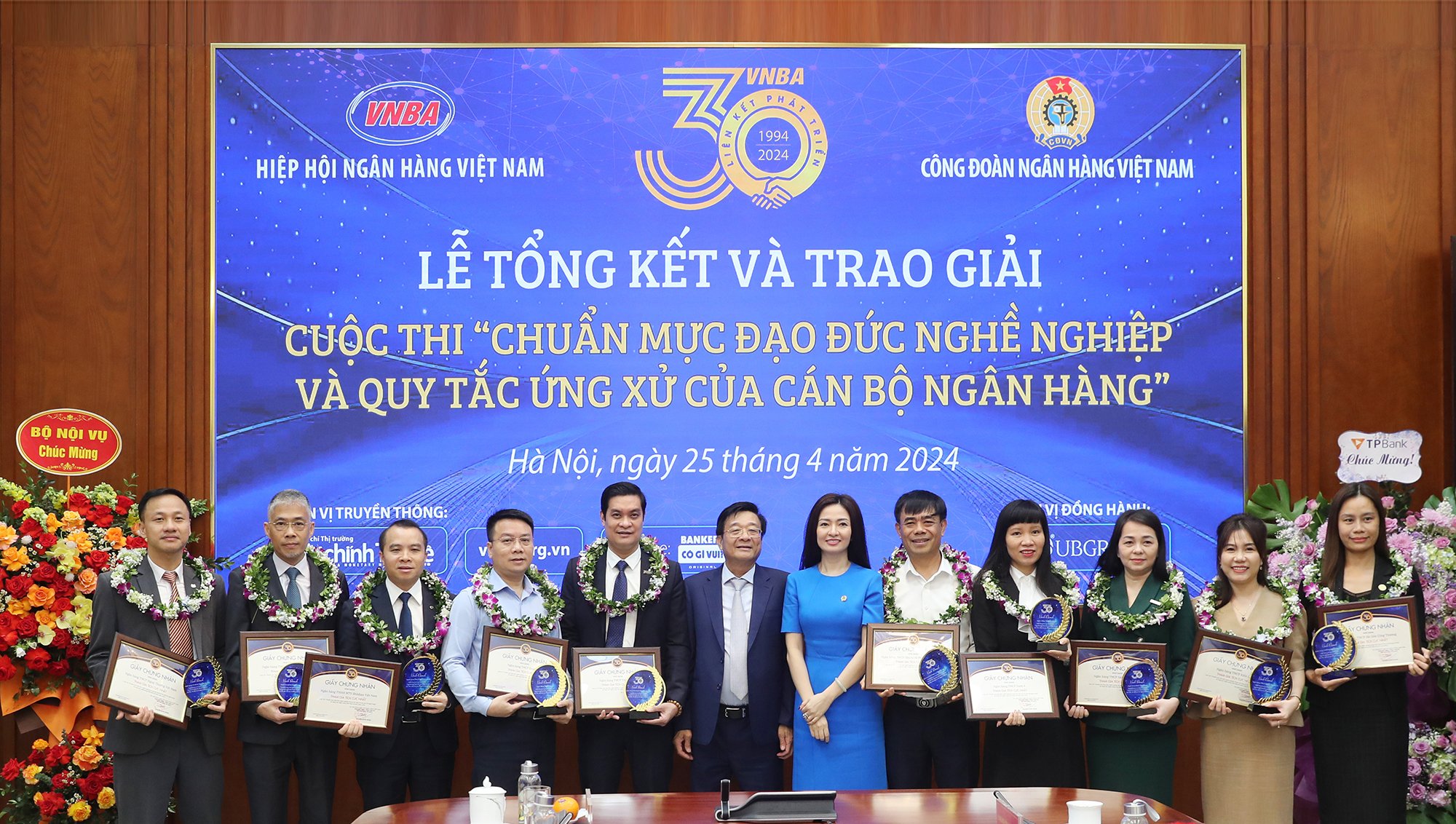 Ông Nguyễn Quốc Hùng và bà Nguyễn Khánh Chi trao hoa, cúp và giấy chứng nhận Giải thưởng Ngân hàng tích cực nhất