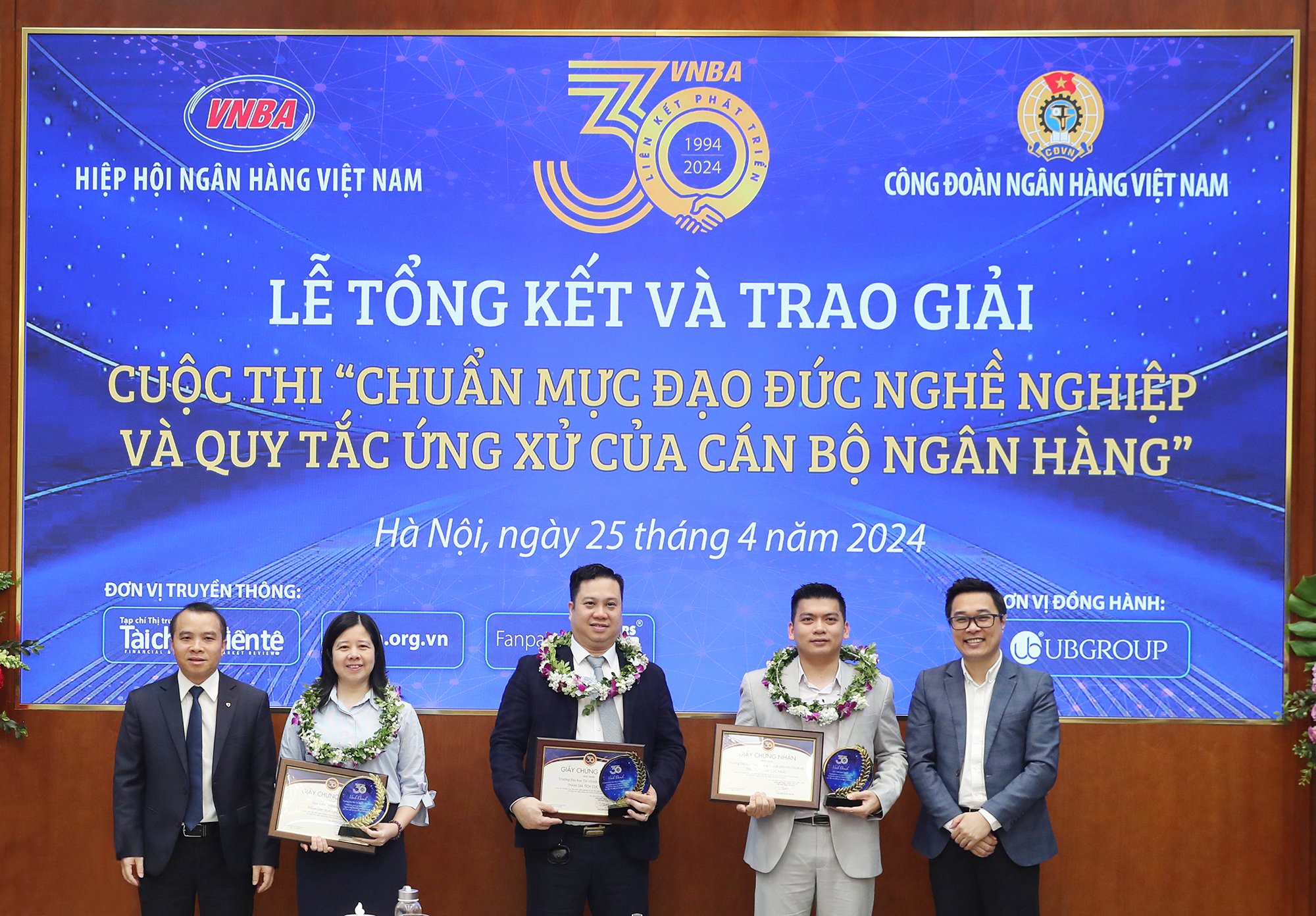Ông Đỗ Việt Hùng và ông Vũ Việt Hưng trao hoa, cúp, giấy chứng nhận cho 3 trường đại học tham gia tích cực.