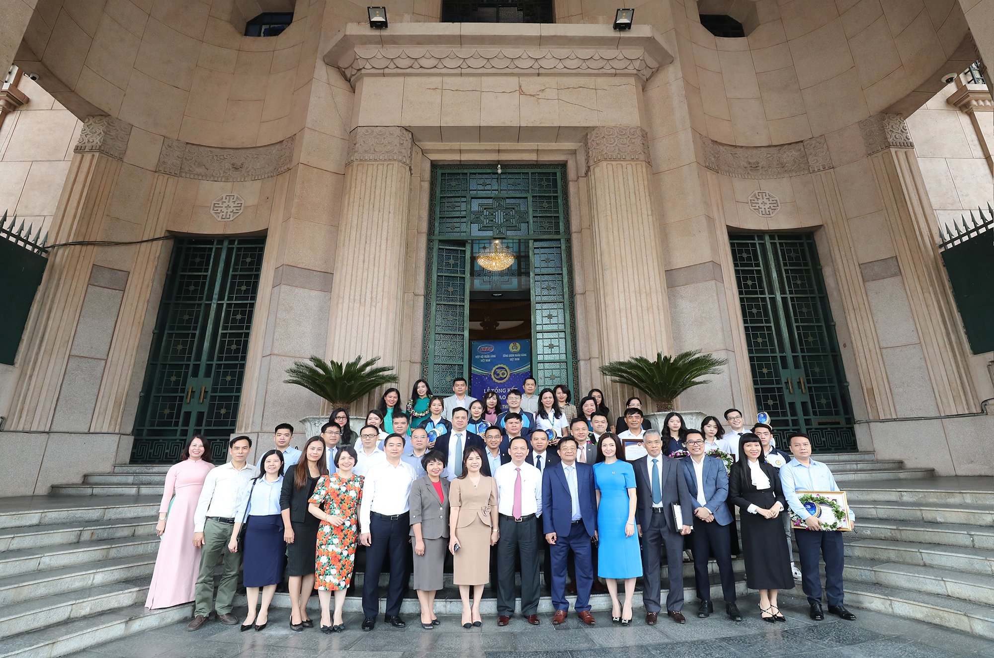 Ban lãnh đạo Ngân hàng Nhà nước Việt Nam, Hiệp hội Ngân hàng Việt Nam, các Tổ chức tín dụng chụp ảnh lưu niệm cùng các thí sinh tại Ngân hàng Nhà nước Việt Nam (49 Lý Thái Tổ, Hà Nội)