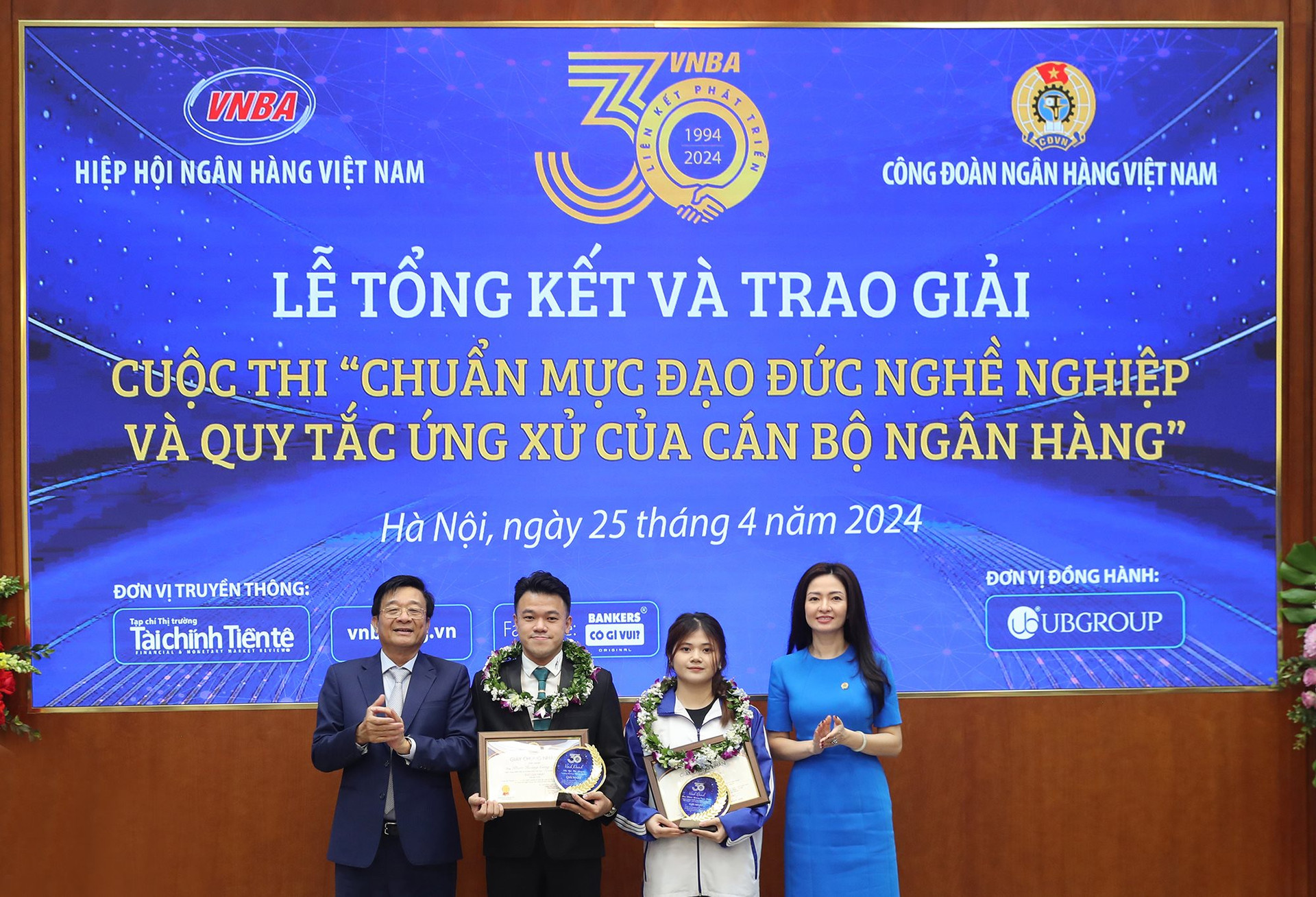 Ông Nguyễn Quốc Hùng và bà Nguyễn Khánh Chi trao giải thưởng cho 2 thí sinh đạt giải Nhất chung cuộc khối Ngân hàng và khối sinh viên là thí sinh Nguyễn Hoàng Công Huân (BIDV) và thí sinh Bùi Thị Duyên (Đại học Thủ đô Hà Nội)
