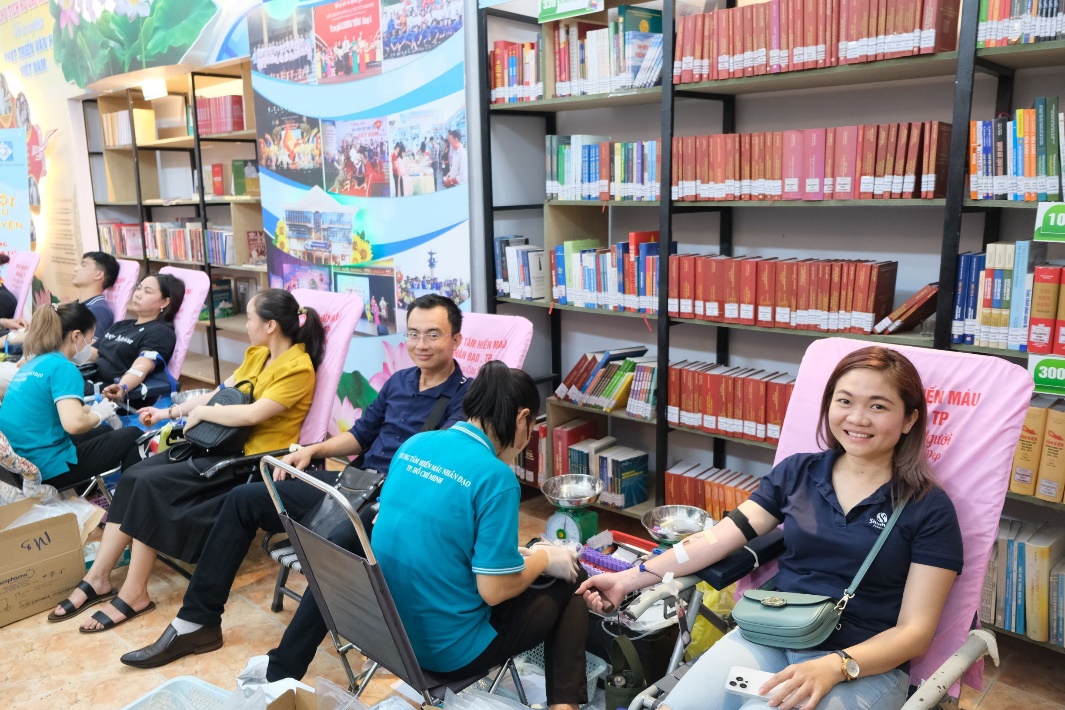 Nhân viên Shinhan Finance tích cực hưởng ứng hoạt động Hiến máu Nhân đạo