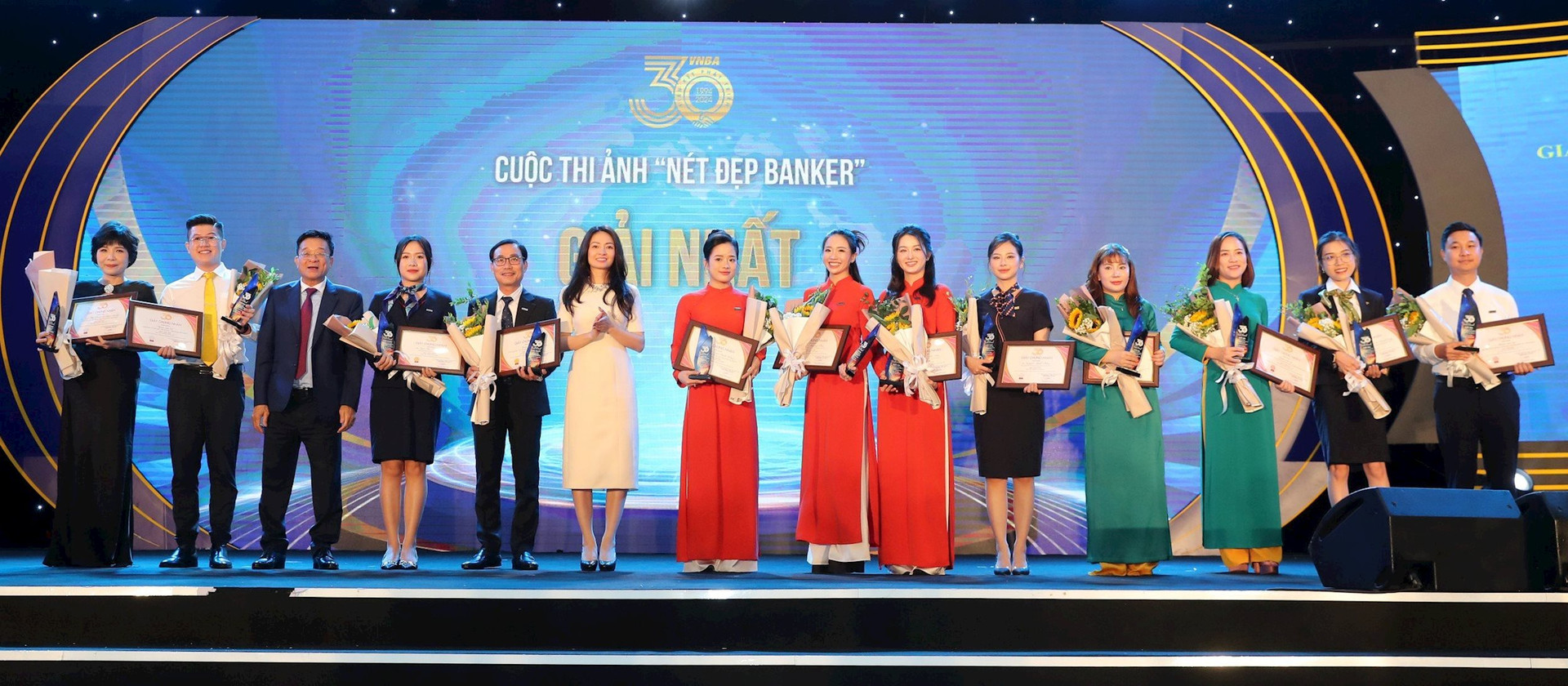Ban tổ chức và các đội thi nhận giải thưởng cuộc thi Nét đẹp Banker cùng chụp ảnh lưu niệm tập thể