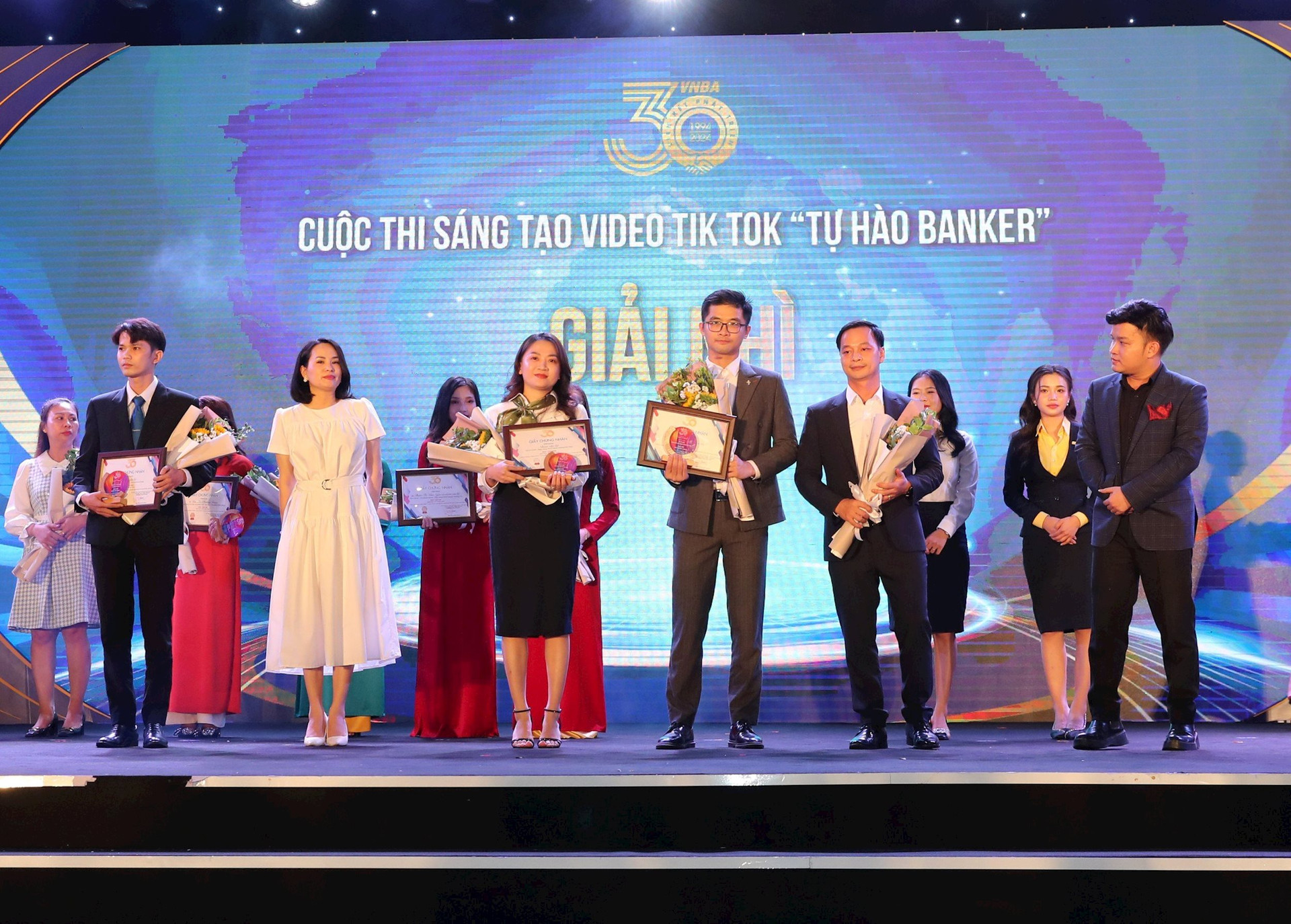 Bà Phạm Thanh Thuỷ và ông Kim Nguyên Bảo - thành viên Ban Giám khảo trao giải cho các đơn vị đạt giải Nhì cuộc thi Sáng tạo TikTok - “Tự hào Banker”