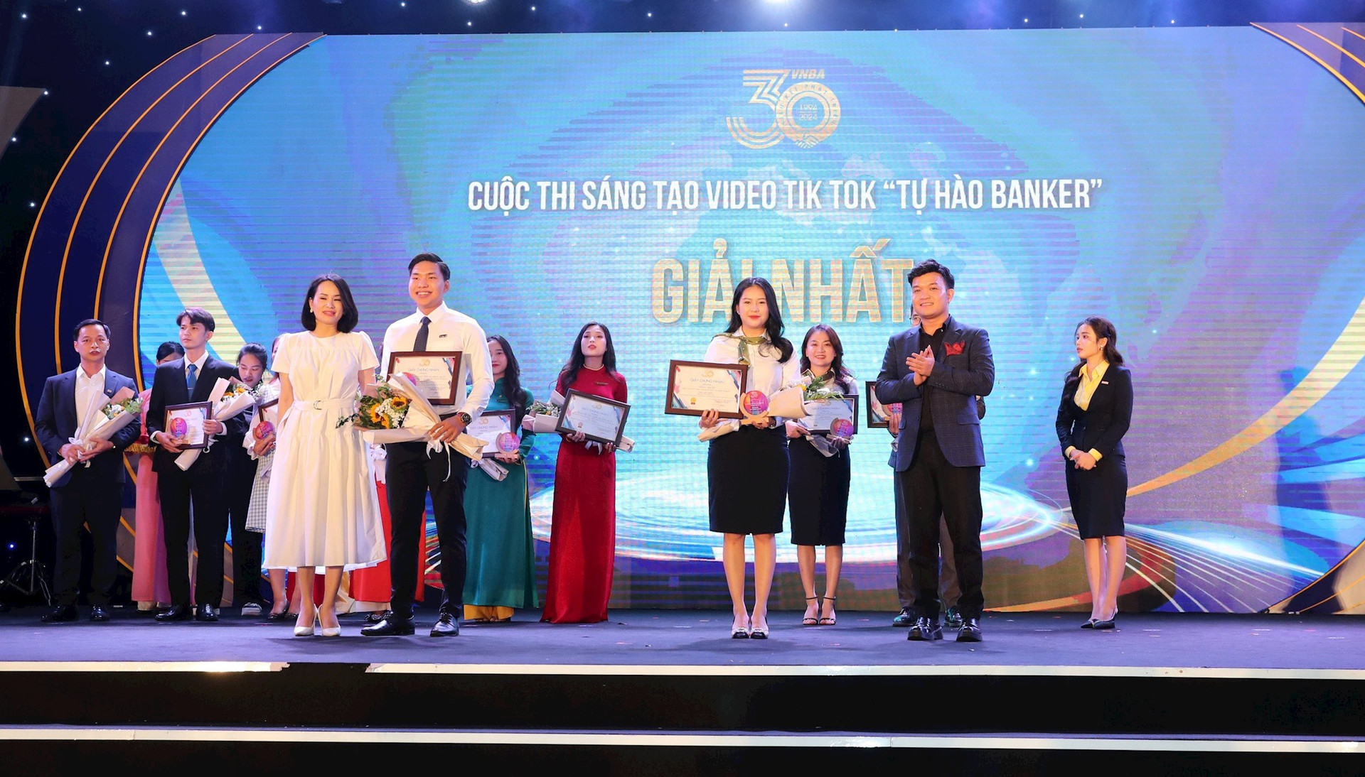 Bà Phạm Thanh Thuỷ và ông Kim Nguyên Bảo - thành viên Ban Giám khảo trao giải cho các đơn vị đạt giải Nhất cuộc thi Sáng tạo TikTok - “Tự hào Banker”