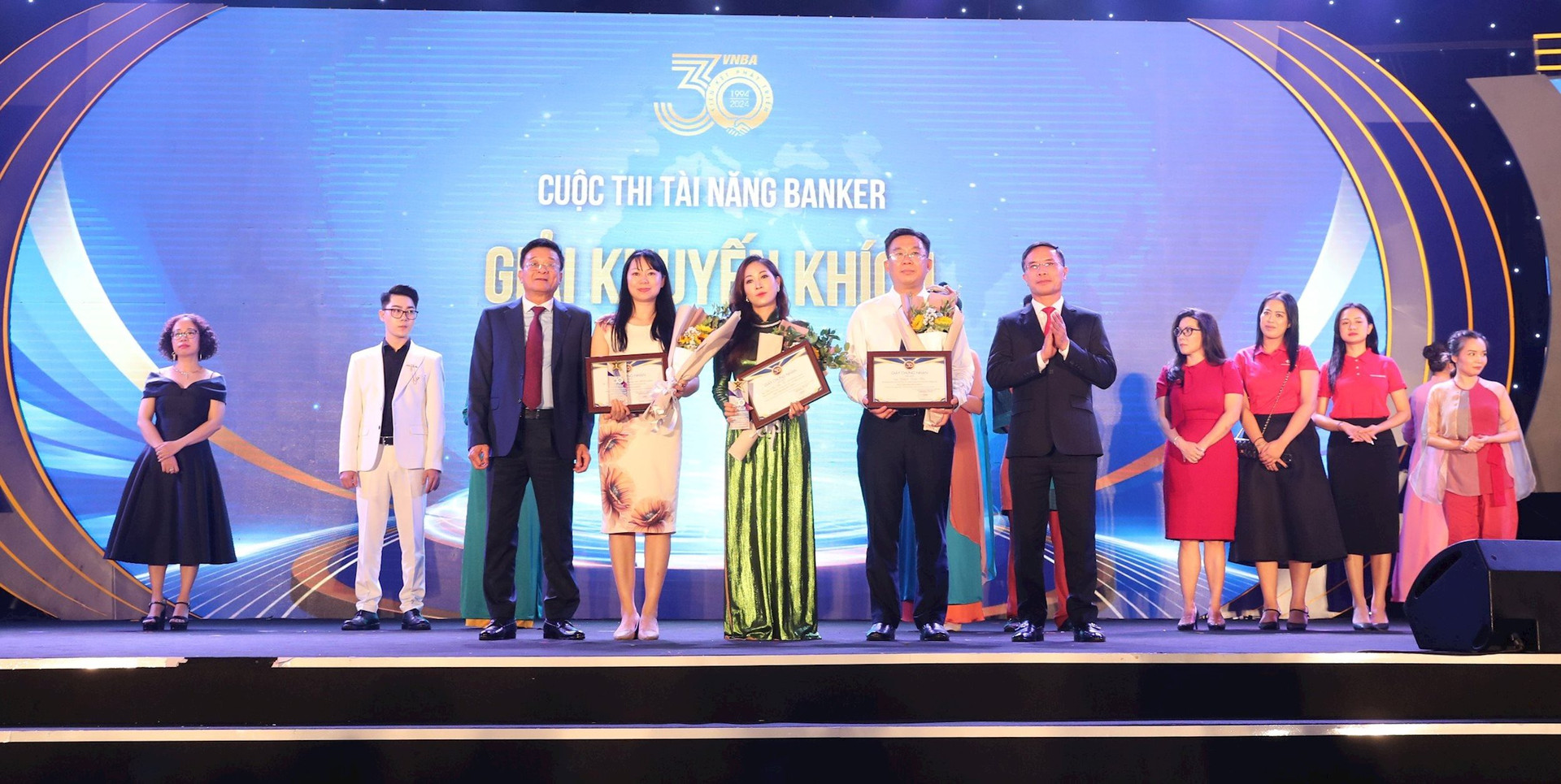 Ông Phạm Đức Ấn - Chủ tịch HHNH và ông Nguyễn Quốc Hùng, Trưởng BTC trao giải cho các thí sinh đạt giải Khuyến khích Cuộc thi Tài năng Banker.