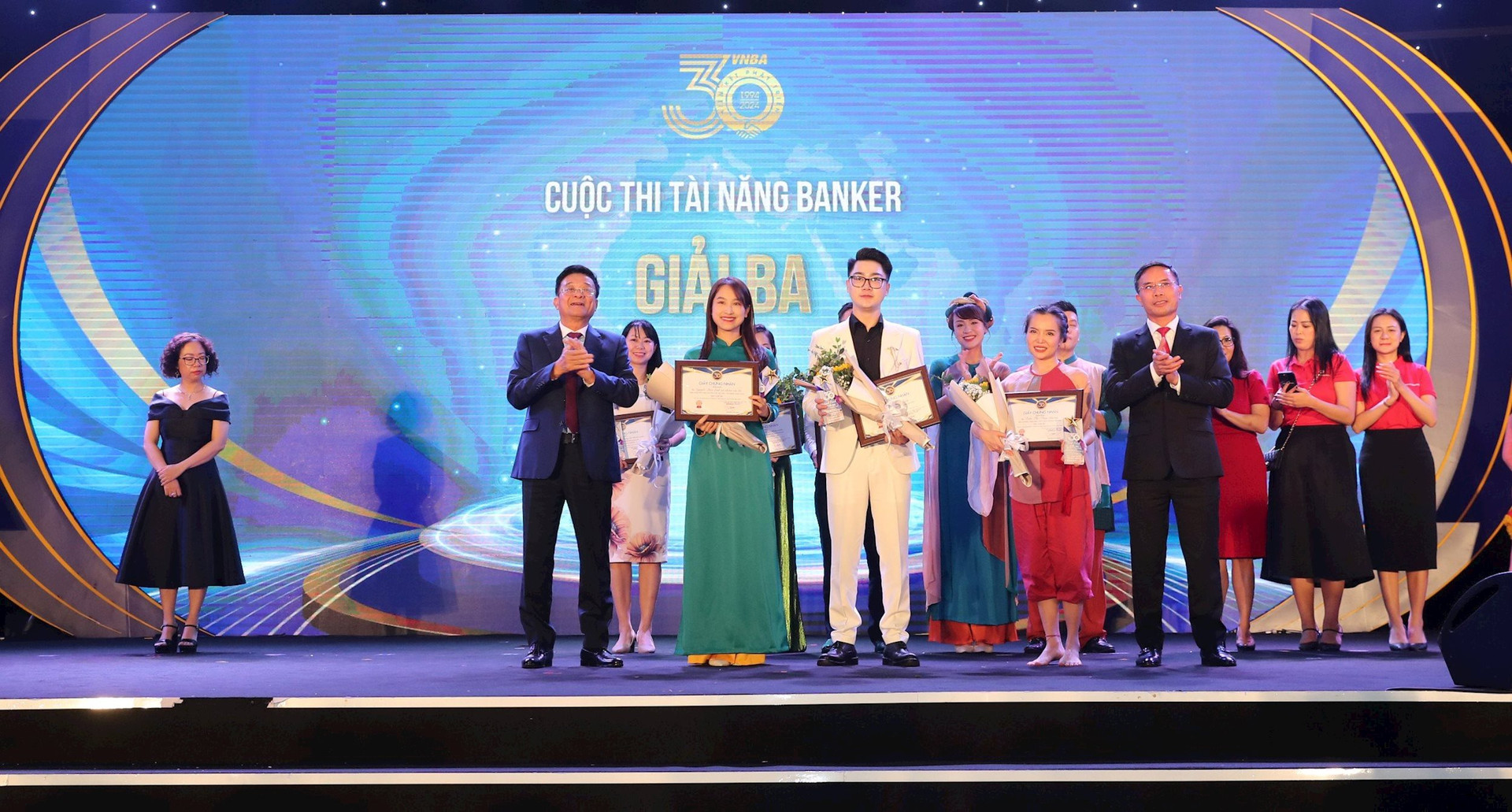 Ông Phạm Đức Ấn - Chủ tịch HHNH và ông Nguyễn Quốc Hùng, Trưởng BTC trao giải cho các thí sinh đạt giải Ba Cuộc thi Tài năng Banker.