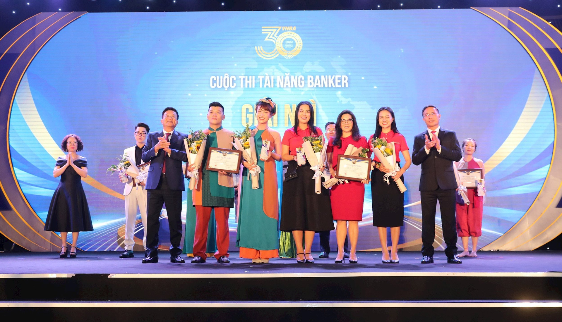 Ông Phạm Đức Ấn - Chủ tịch HHNH và ông Nguyễn Quốc Hùng, Trưởng BTC trao giải cho các thí sinh đạt giải Nhì Cuộc thi Tài năng Banker.