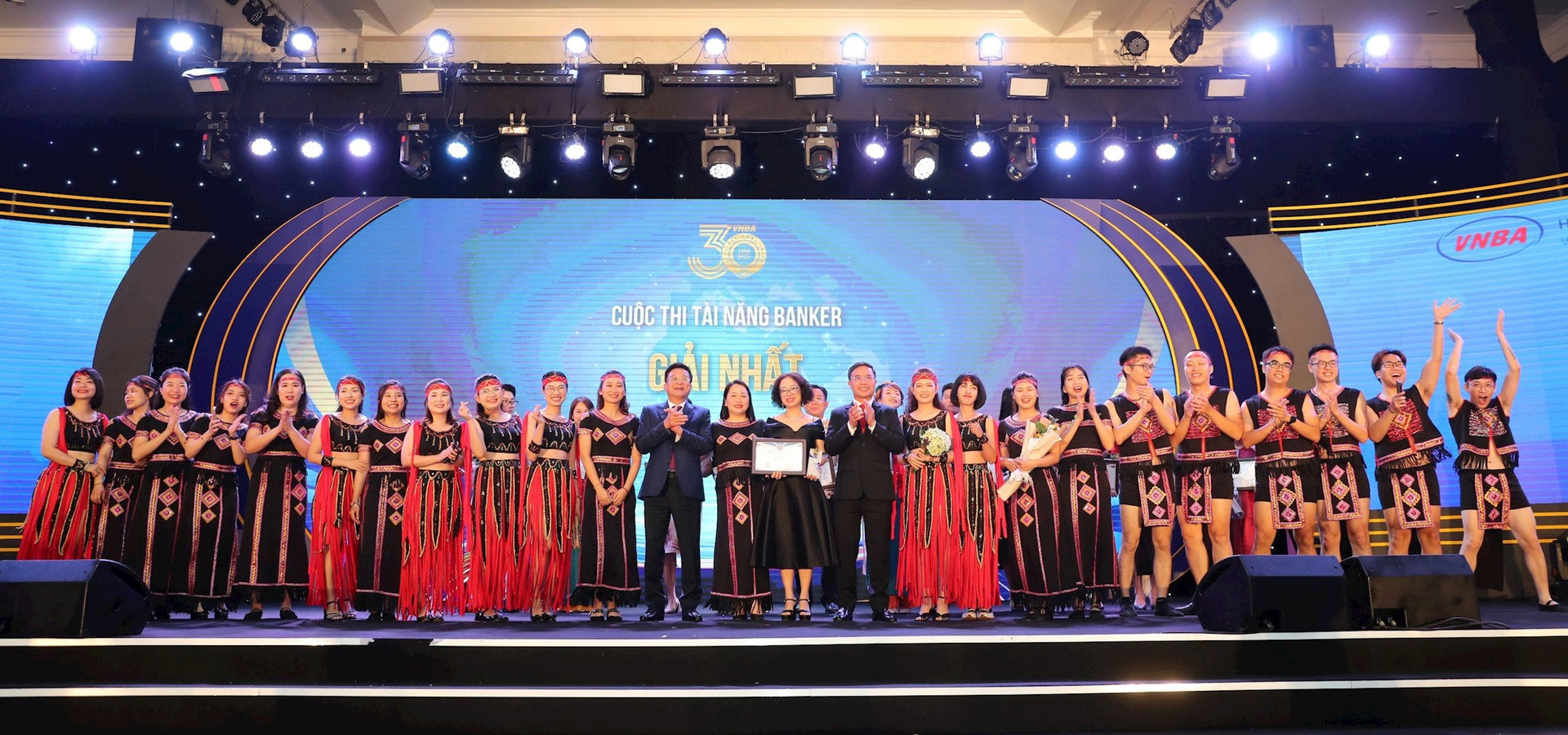 Ông Phạm Đức Ấn - Chủ tịch HHNH và ông Nguyễn Quốc Hùng, Trưởng BTC trao hoa và cúp kỷ niệm cho đội thi đạt giải Nhất Cuộc thi Tài năng Banker.