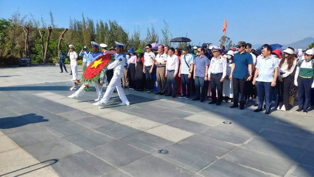 Đoàn công tác tổ chức lễ dâng hương tại Khu tưởng niệm chiến sĩ Gạc Ma