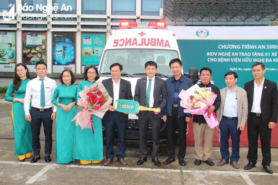 BIDV Nghệ An tổ chức trao xe cứu thương cho Bệnh viện Hữu nghị Đa khoa tỉnh. Ảnh: HV