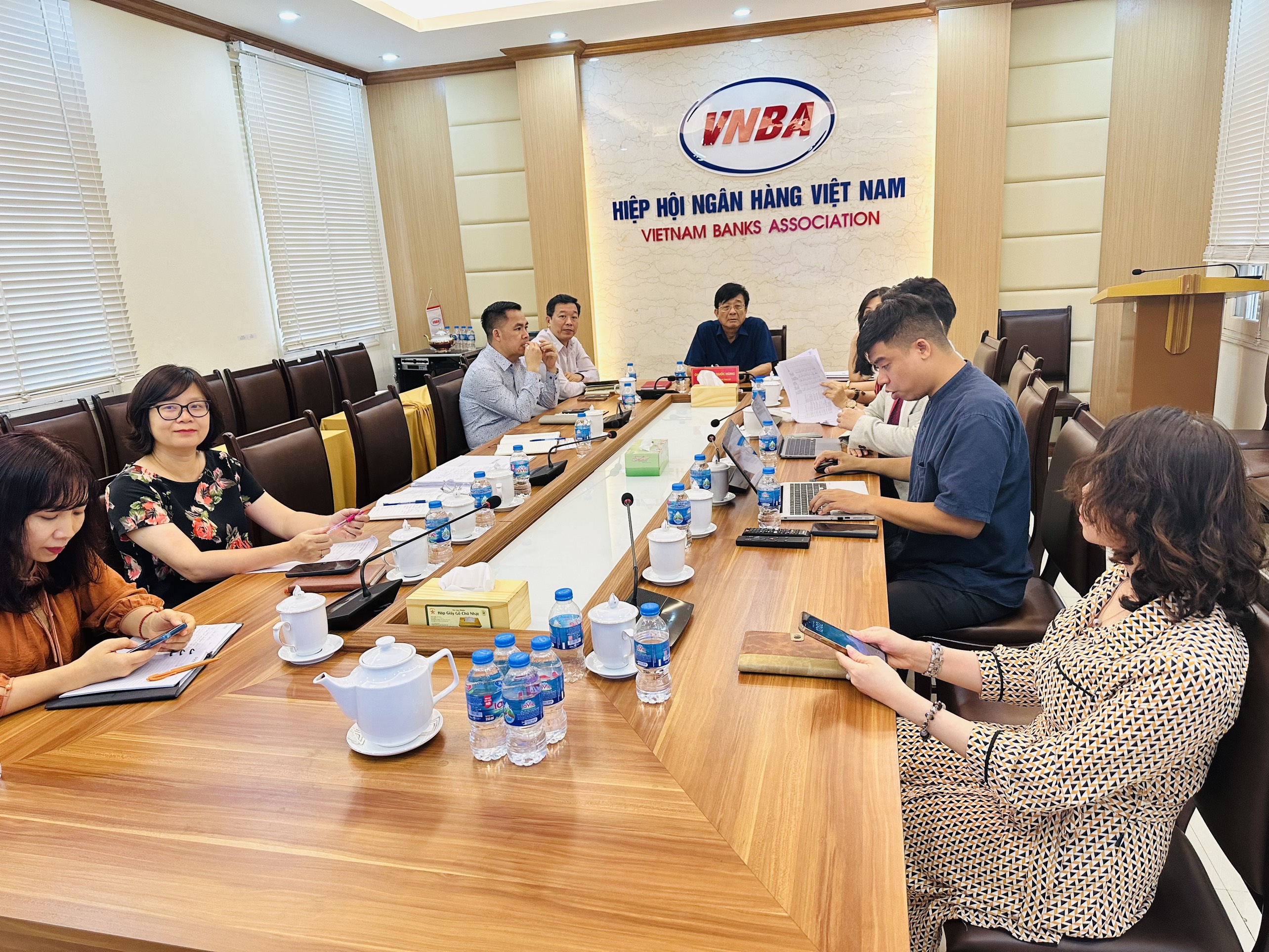 TS Nguyễn Quốc Hùng làm việc với ban giám khảo