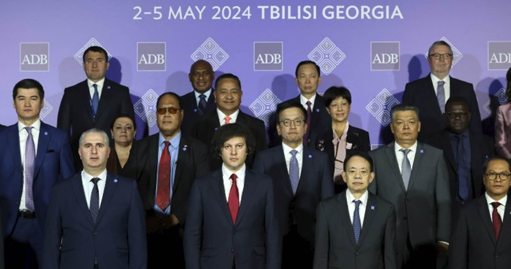 Phó Thống đốc Đào Minh Tú chụp ảnh lưu niệm cùng Thủ tướng Georgia,Chủ tịch ADB và các nước thành viên