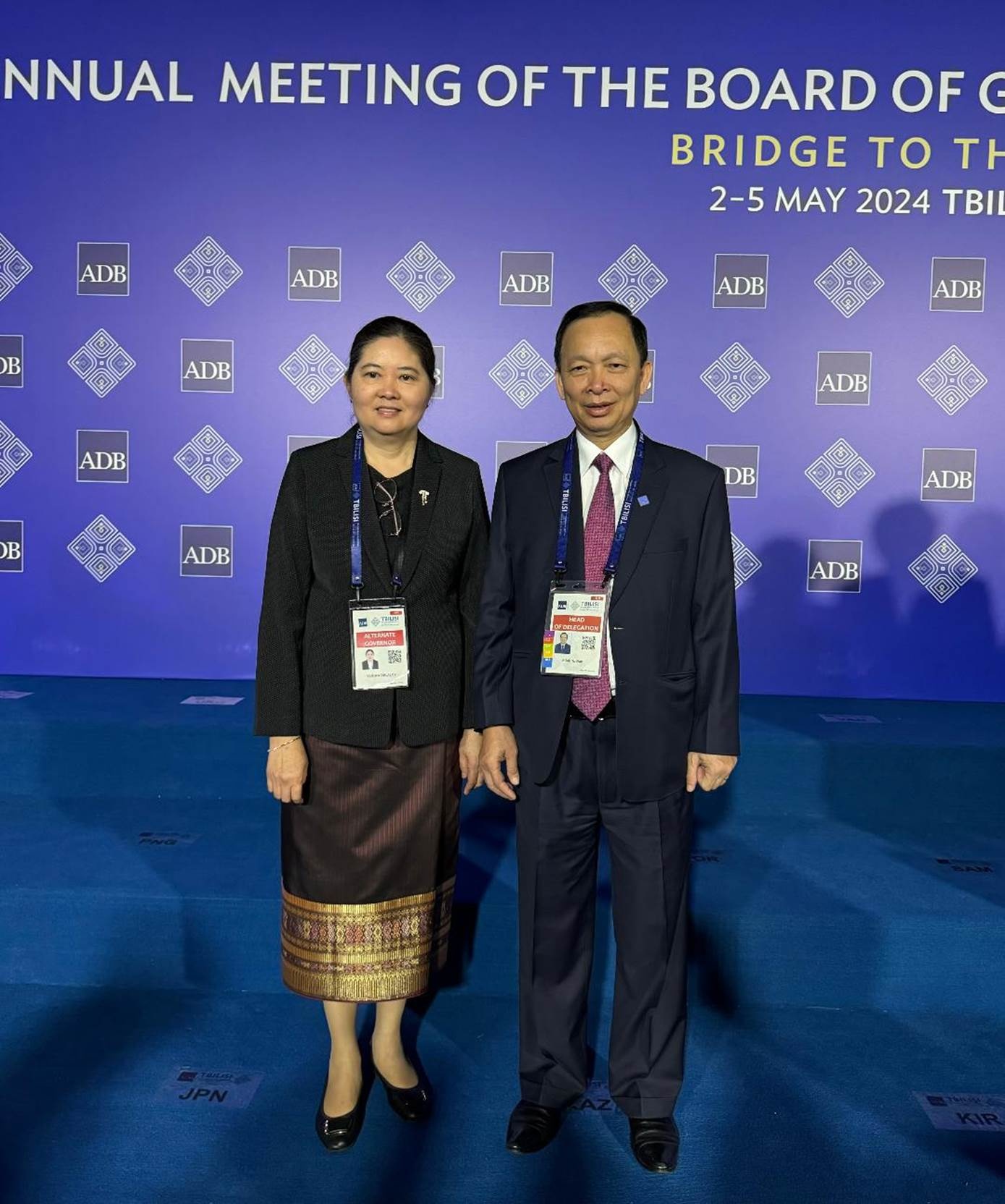 Phó Thống đốc Đào Minh Tú chụp ảnh lưu niệm cùng Phó Thống đốc Ngân hàng Trung ương CHDCND Lào