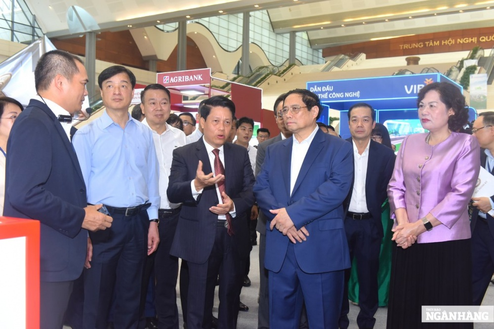 Thủ tướng cùng Thống đốc NHNN Nguyễn Thị Hồng, Phó Thống đốc NHNN Phạm Tiến Dũng tham dự triển lãm các sản phẩm, công nghệ chuyển đổi số của ngành Ngân hàng