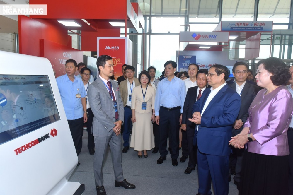 Thủ tướng Phạm Minh Chính và lãnh đạo các bộ, ngành đến tham quan gian hàng của Ngân hàng TMCP Kỹ Thương Việt Nam (Techcombank)