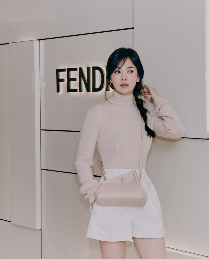 Song Hye Kyo &quot;tái xuất&quot; với sắc vóc trẻ trung đến ngỡ ngàng tại cửa hàng  Fendi ở Hàn Quốc - Tạp chí Đẹp