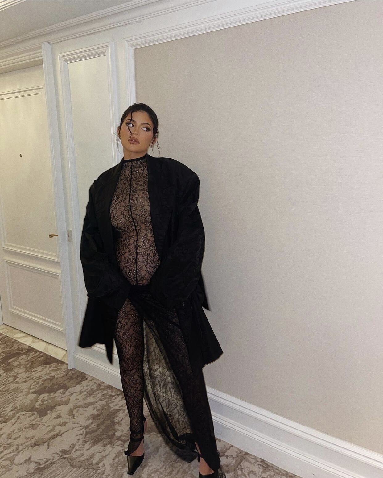 thời trang bầu của Kylie Jenner 2021
