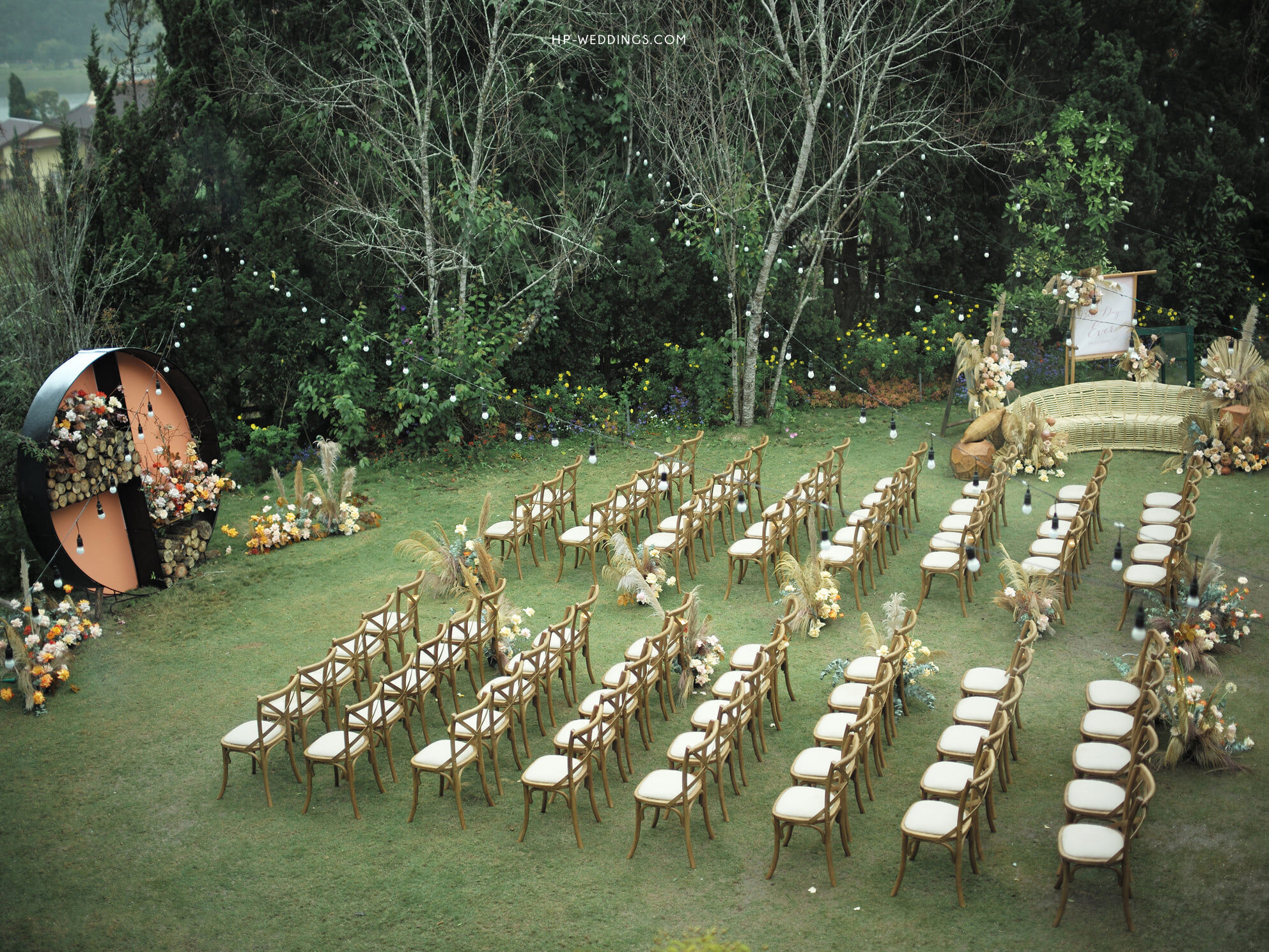 trang trí đám cưới trong rừng
