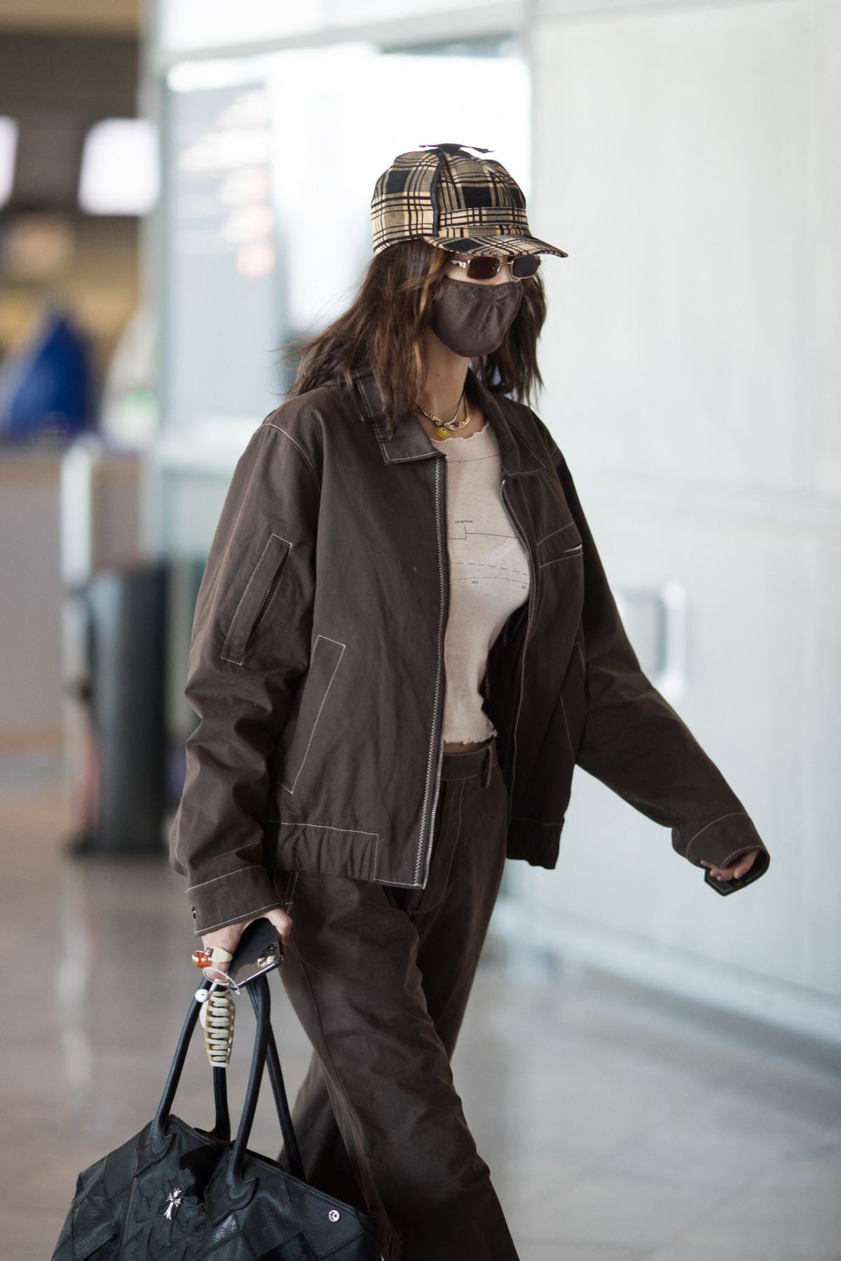 Bella Hadid; mũ lưỡi trai; thời trang sân bay