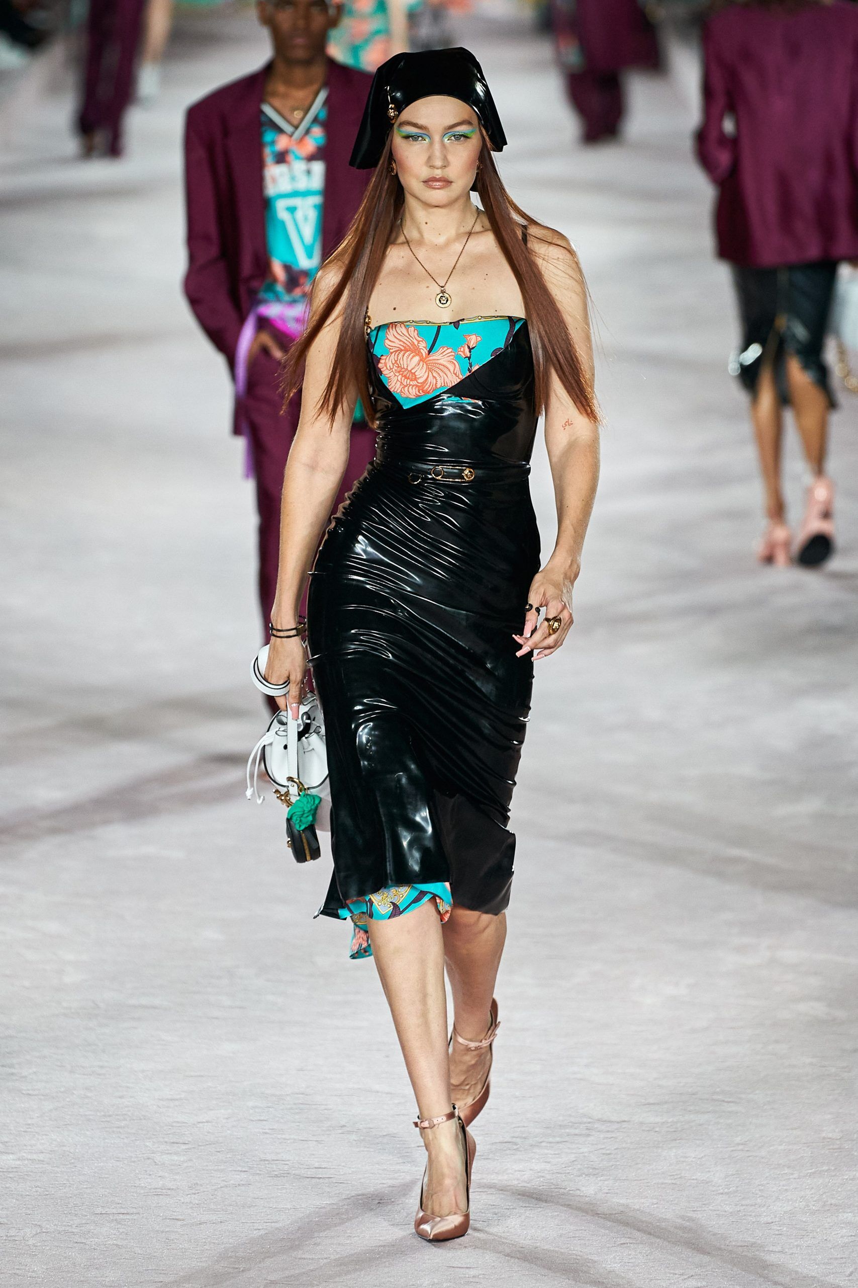 Gigi Hadid BST thời trang Versace ss22