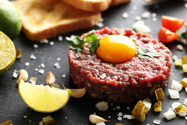 Steak Tartare - thịt bò tái kiểu Pháp trứ danh khiến bao người mê mẩn