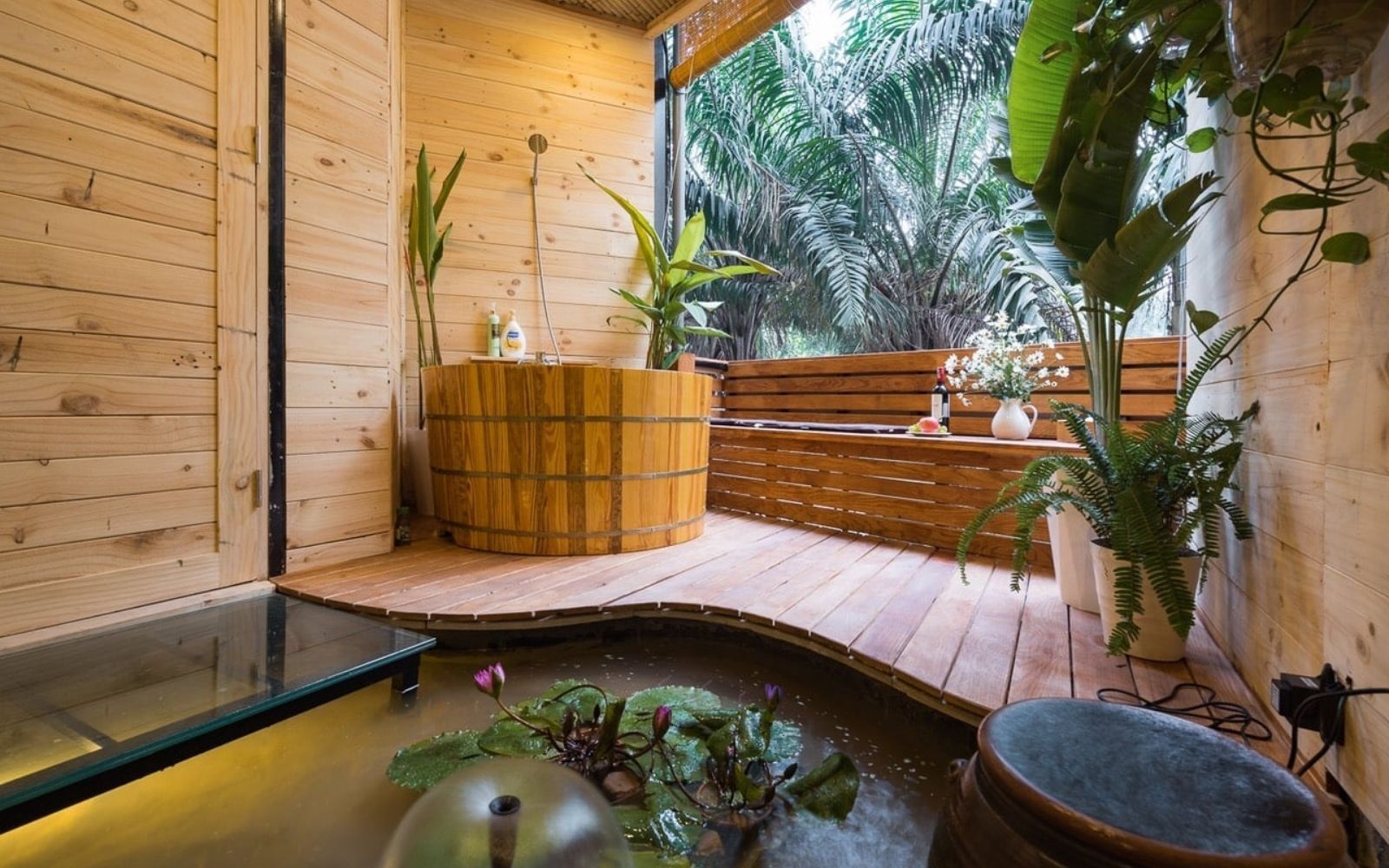bồn tắm gỗ màu nâu nhiệt đới