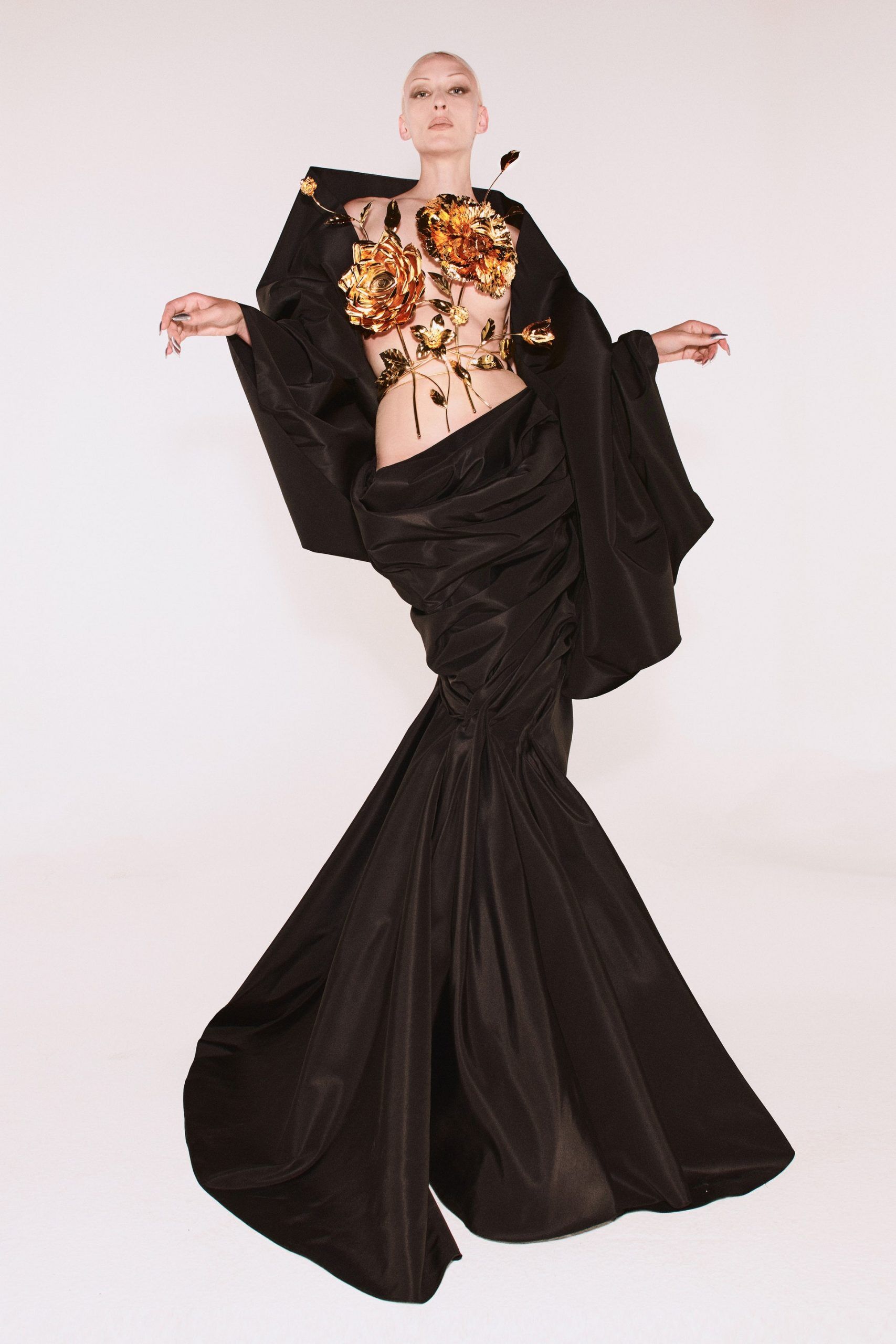 váy đen Schiaparelli Couture thu đông 2021