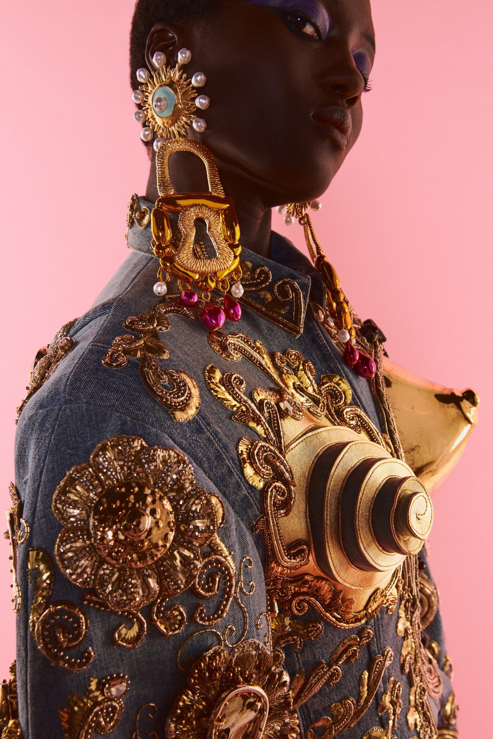 Schiaparelli Couture thu đông 2021 trang sức