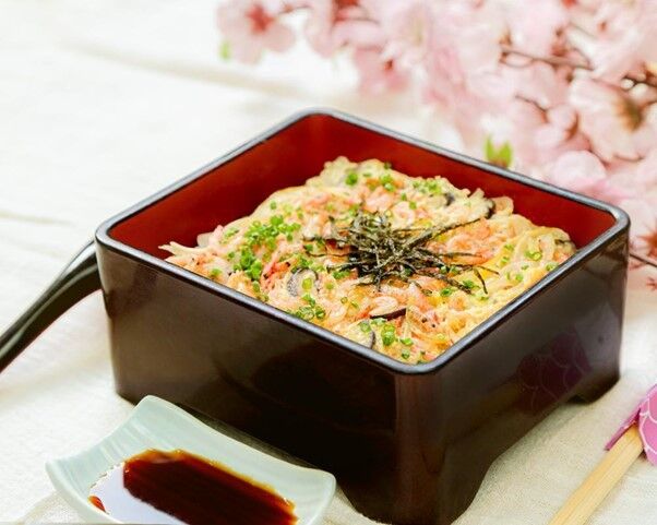 Sakura Ebi Don: cơm gạo Nhật dẻo, ngọt, thơm ngon, kết hợp tôm sakura và trứng hộp gỗ sơn mài