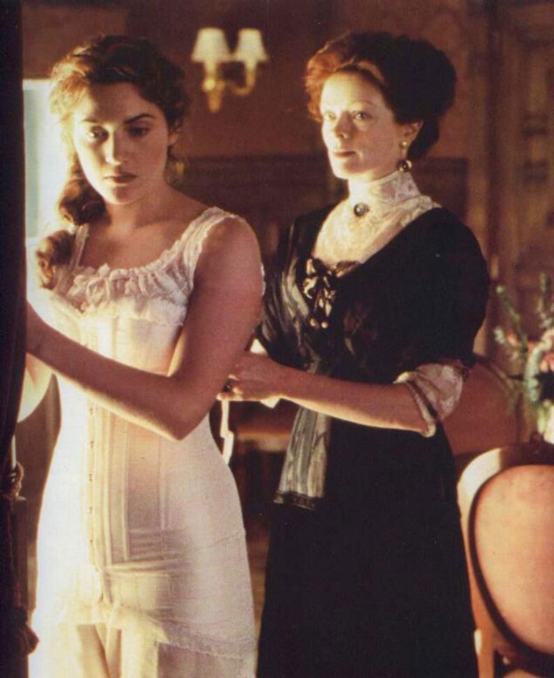 áo corset hình chữ S xuất hiện trong phim Titanic khi người mẹ cố gắng mặc cho nhân vật Rose