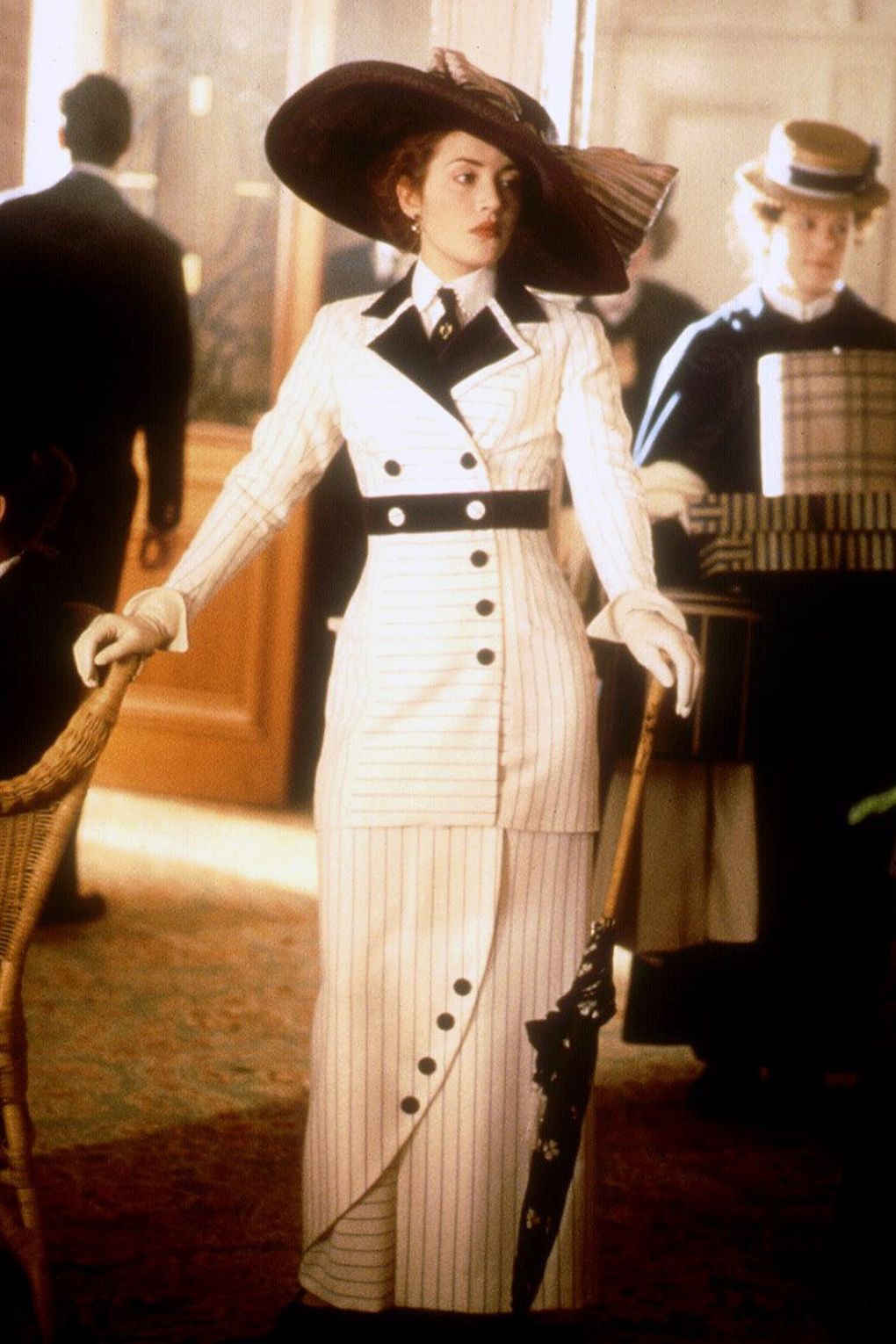 Rose (Kate Winslet) trong phim Titanic diện chân váy hobble cùng sơmi, nơ, áo khoác, găng tay và mũ rộng vành
