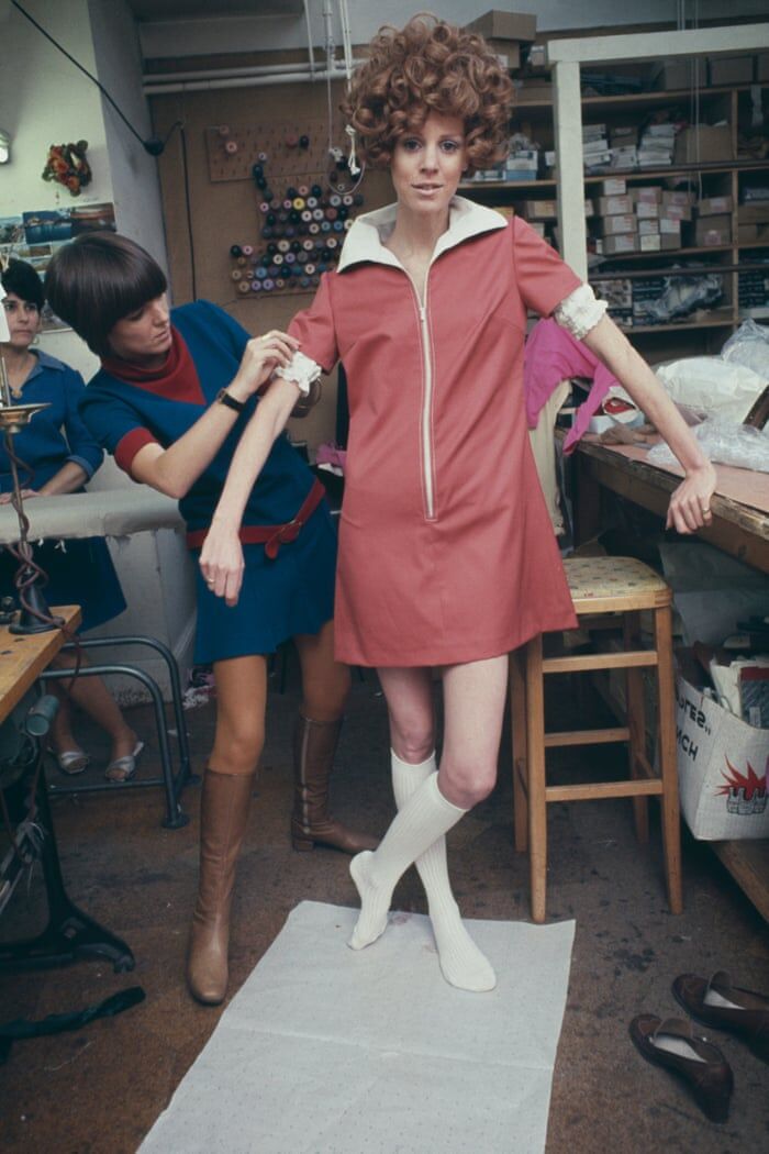 Mary Quant tạo ra chiếc váy mini hồng cho người mẫu