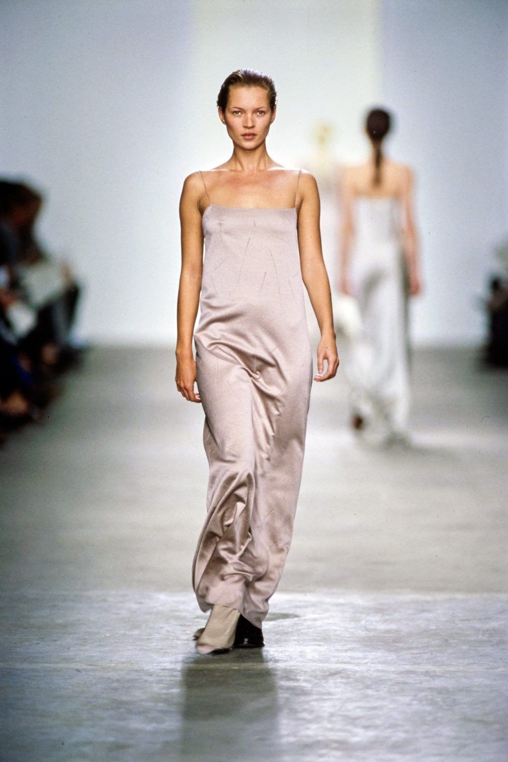 Kate Moss trình diễn cho thương hiệu Calvin Klein tại mùa mốt Thu - Đông 1998