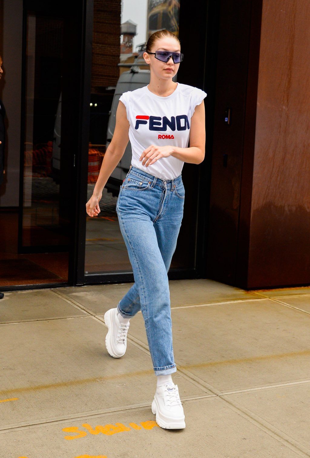 Gigi Hadid diện áo phông Fendi cùng giày thể thao platform và quần jeans cạp cao
