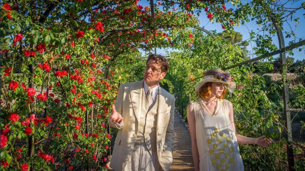 phong cách flapper xuất hiện trong phim Magic in the Moonlight khi Stanley (Colin Firth) diện âu phục màu beige bên cạnh Sophie (Emma Stone) mặc đầm ngắn rộng rãi và mũ đính hoa
