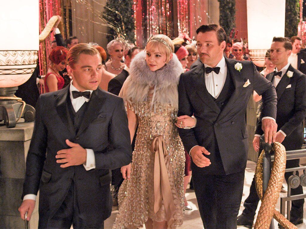 Trong phim The Great Gatsby, Gatsby (Leonardo DiCaprio) diện âu phục, Daisy (Carrey Mulligan) diện đầm metallic, khăn choàng lông vũ và băng đô cài tóc