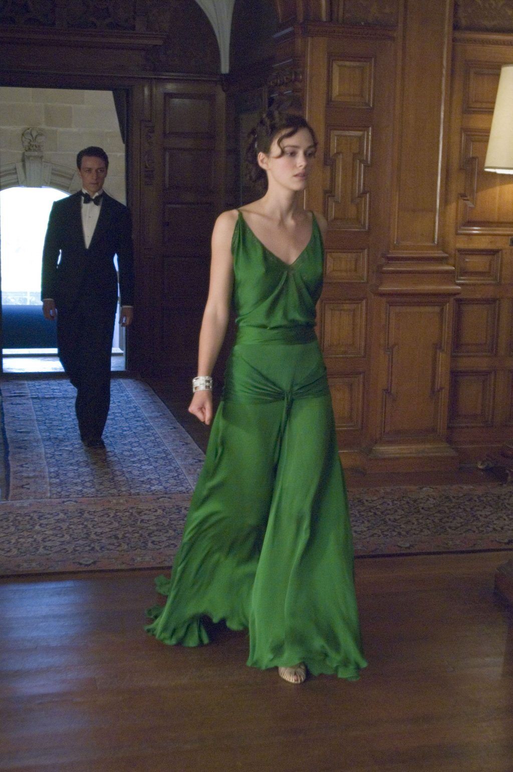 Keira Knightley đầm bias-cut xanh rêu trong bộ phim điện ảnh Atonement