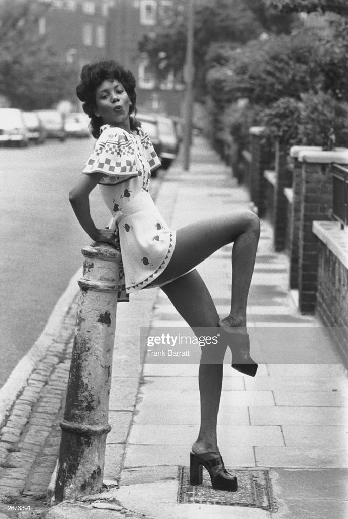 cô gái diện đầm mini và giày cao gót platform những năm 1970s