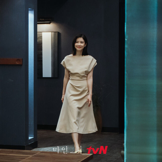 Đẳng cấp hàng hiệu của Hoa hậu Hàn Quốc trong phim mới: Tủ đồ 100% váy áo xa xỉ, xem bóc giá mà toát mồ hôi - Ảnh 6.