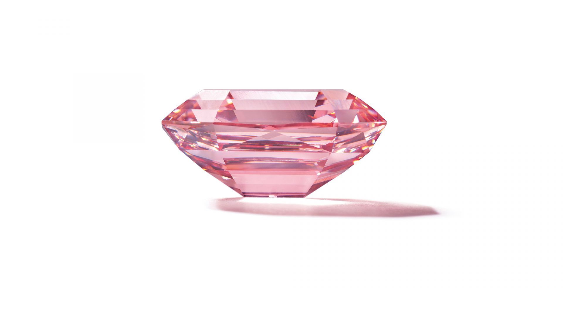Viên kim cương hồng Sakura được bán đấu giá 38 triệu USD