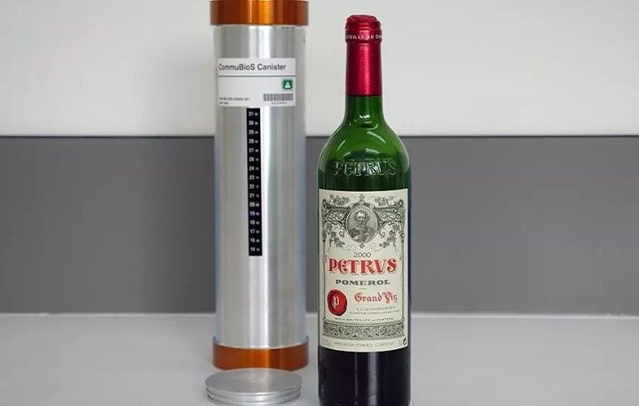 Chai rượu vang Petrus 2000 được ủ trên vũ trụ trong 14 tháng
